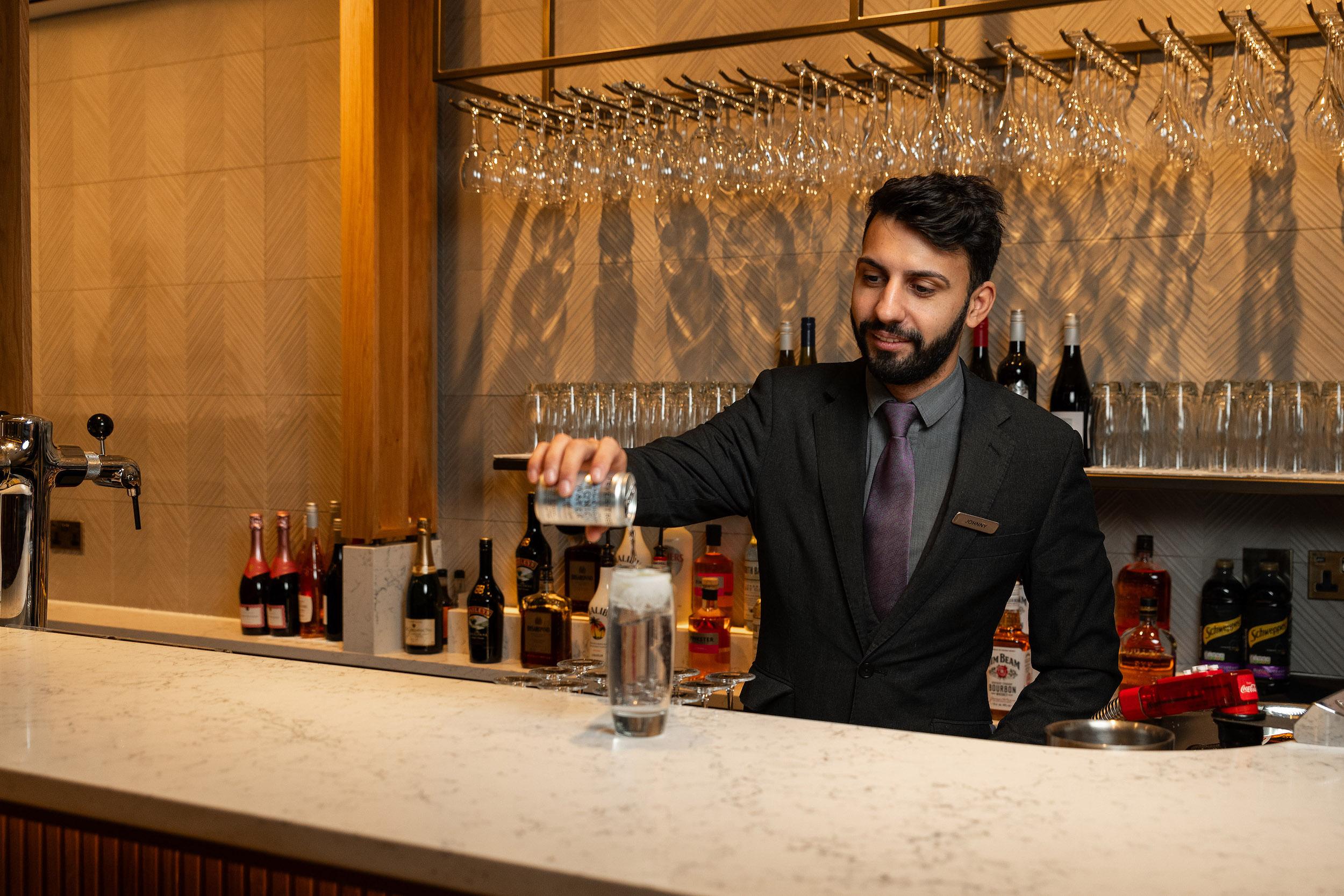 No1 Lounge at Luton Airport Bar Service